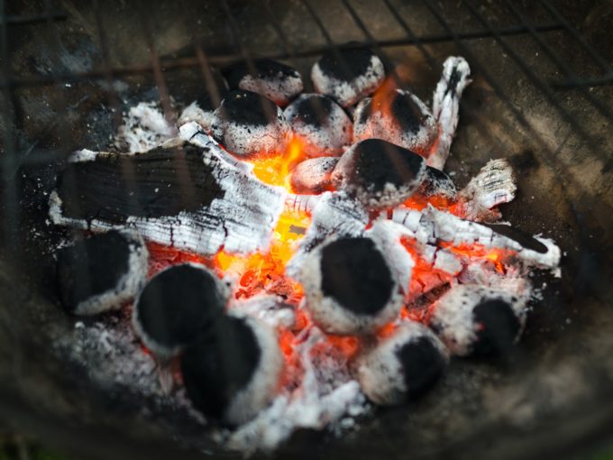 U grilu na dřevěné uhlí je třeba sbírat popel a uhlíky